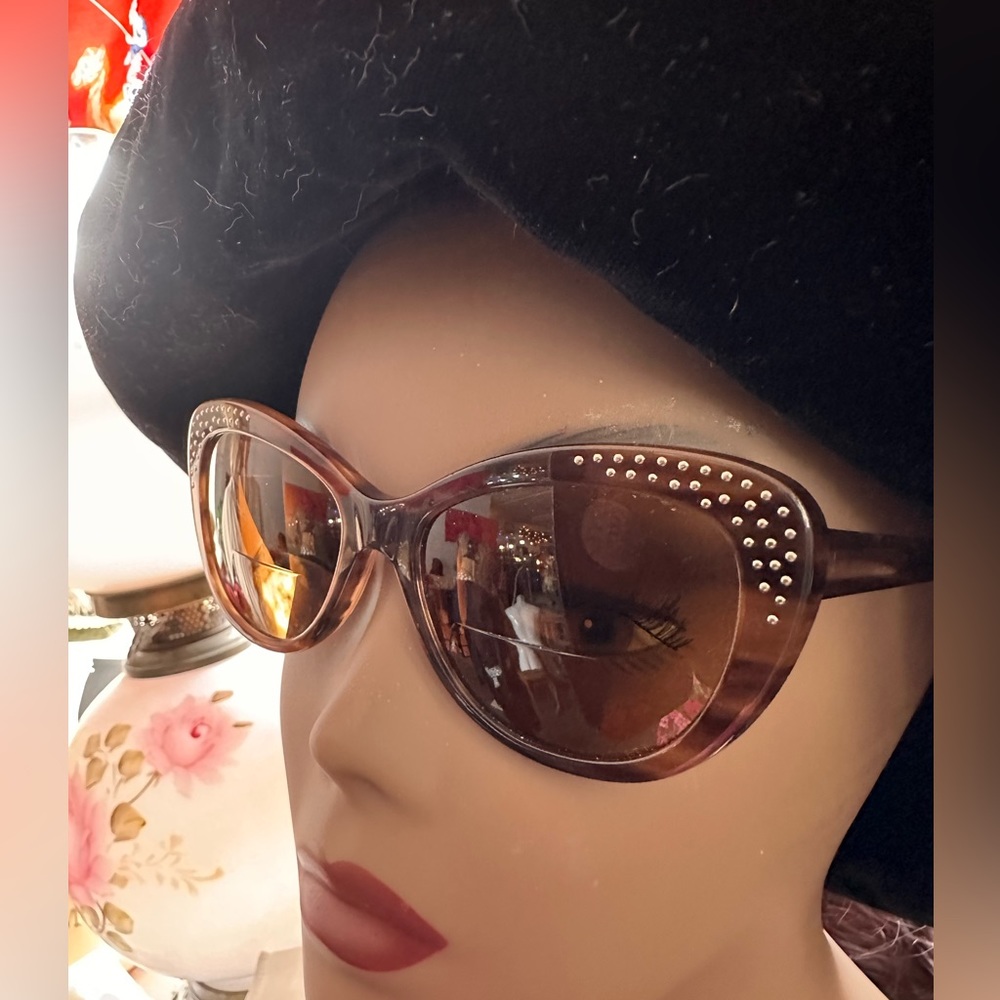 Hey, Gorgeous! Sexy Gold Stud Bebe Oversized Sunnies